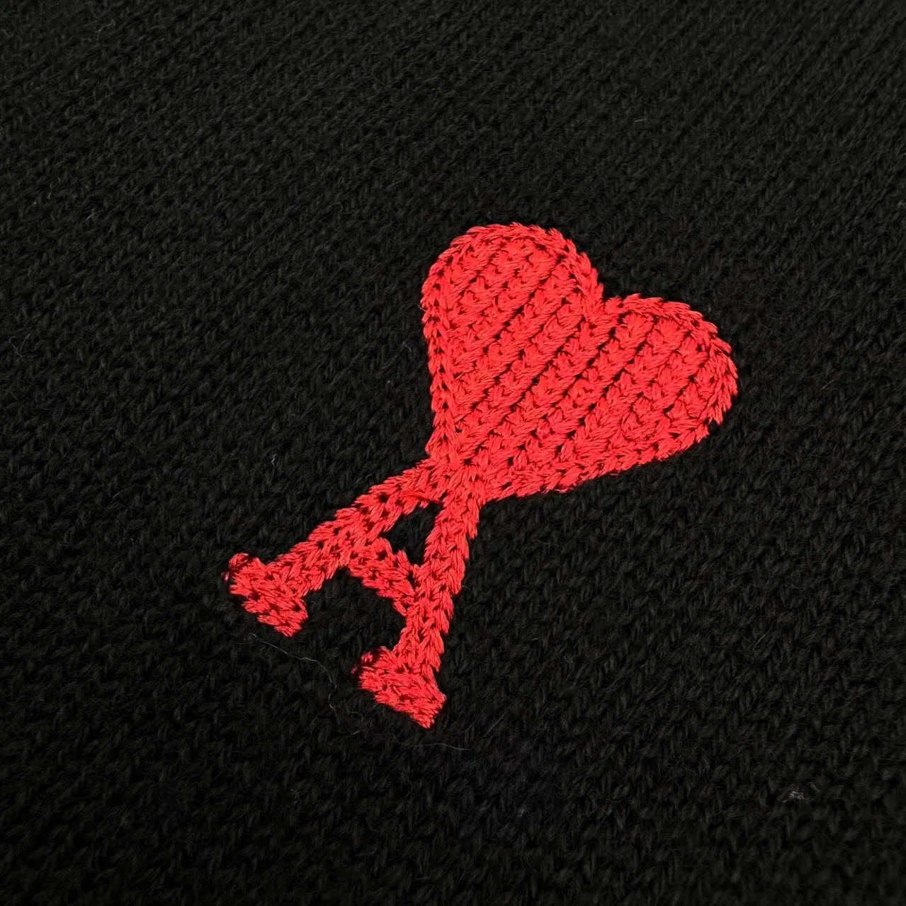 Ami Red love embroidered knitted cardigan (Black) was originally purchased for 3,500 and developed. The fabric is made of custom-woven luxurious and ultra-fine merino wool. It is soft and delicate, comfortable and close to the skin. It is mainly made of deep Black. A bright red heart jumps out on the chest, adding a touch of agility and playfulness. The brand is highly recognizable. The arrangement of buttons and the symmetrical beauty of the pattern create a sense of vertical extension visually, making the wearer's posture taller and slimmer. It is the ultimate simplification of color, and conveys the love and persistence of life. Meet the well-deserved king of Versatile in extreme simplicity, using imported machine embroidery technology. Using advanced computer control systems and precise mechanical components to realize Ami love embroidery operations with high precision, smooth and delicate lines, and soft and deodorizing process for garments. Professional washing equipment and specific detergents are used to deeply clean and deodorize clothes to improve the feel and appearance of clothes. Size:S-M-L-XL